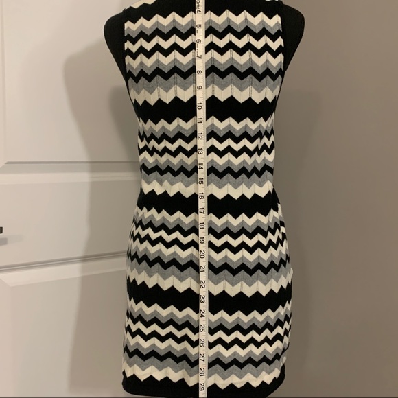 Sleeveless Geometric Print Knit Top - Picture 9 of 11